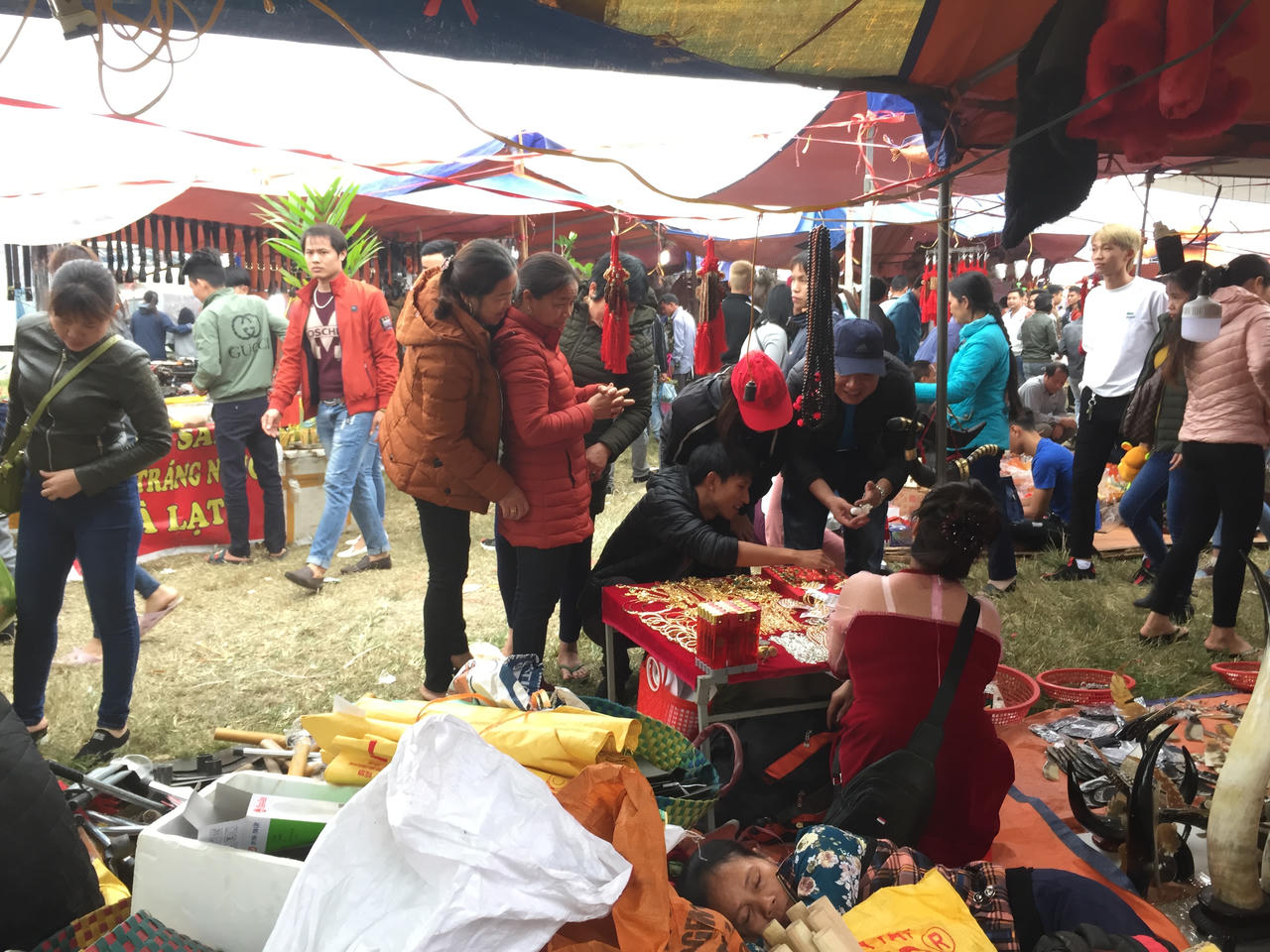 Chợ Viềng đông nghẹt, nhiều người năm nào cũng đến